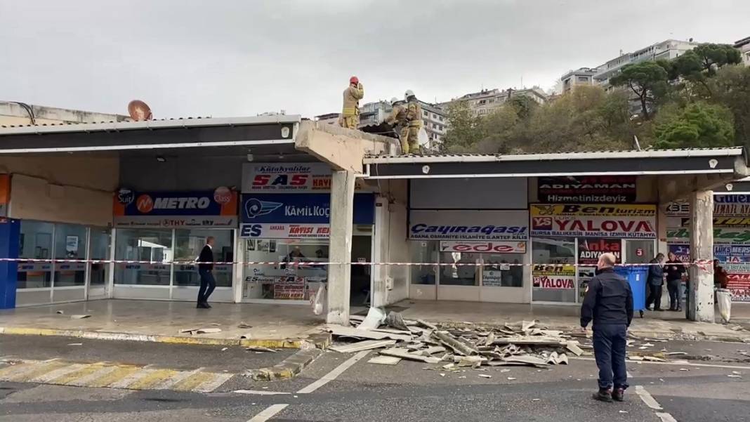 İstanbul'da fırtına etkili oluyor: Harem Otogarı'nın çatısı uçtu! 1